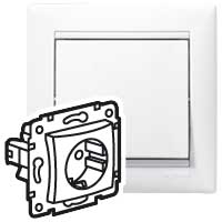 Legrand DIY Valena Бел Розетка 1-ая с/з с защитными шторками