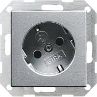 Gira S-55 Алюминий Розетка с/з с поворотом на 30 градусов, с затвором (shutter) и символом