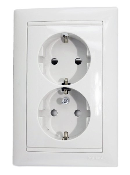 Legrand Valena Бел Розетка 2-ая с/з с защитными шторками литая