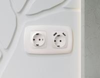 Лицевая панель OMEGA (Жемчуг) для электрической розетки с заземлением QUANT OP2060