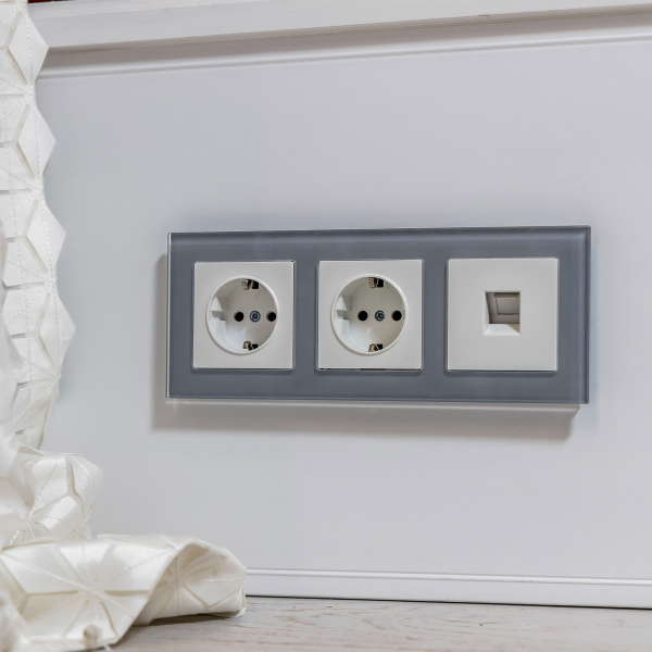 Рамка из стекла на 3 поста Favorit серый W0031115