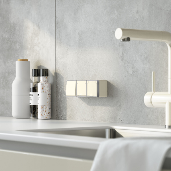 Розетка влагозащ. с зазем. с защит. крышкой и шторками Gallant слоновая кость W5071203