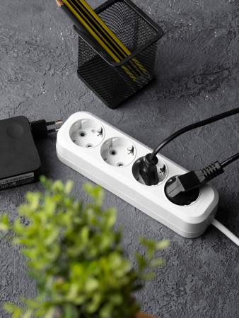 EKF PROxima Удлинитель "Эксперт" 4 гнезда 3 метра 16А/3,5кВт с заземлением ПВС 3х1
