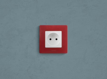 Legrand Etika Белый Розетка б/з со шторками, винтовые клеммы