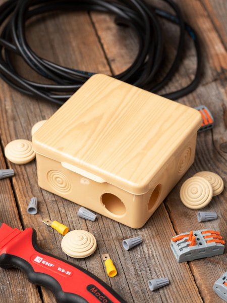 EKF PROxima Коробка распаячная КМР-030-014 с крышкой (100х100х55), 8 мембранных вводов светлое дерево IP54