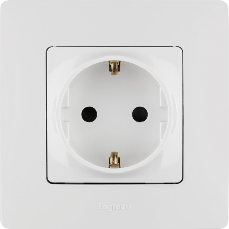 Legrand Etika Бел Розетка с/з со шторками, винт. клем.