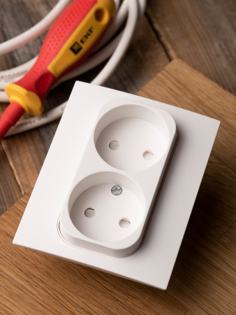 EKF PROxima Стокгольм Розетка 2-ая б/з 10А белая со шторками