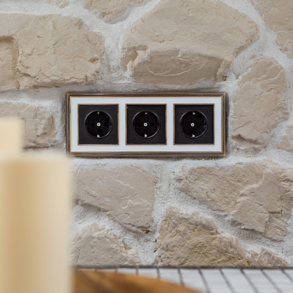 Рамка на 3 поста (бронза/белый) WL17-Frame-03