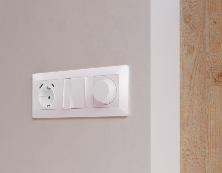 Лицевая панель ALFA (Жемчуг) для электрической розетки с заземлением со шторками 2USB A+A QUANT AP2100