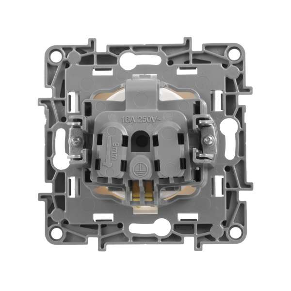 Legrand Etika Бел Розетка с/з со шторками, винт. клем.