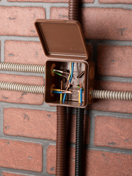 EKF PROxima Коробка распаячная КМР-030-035 пылевлагозащищенная без мембранных вводов (80х80х50) тёмное дерево