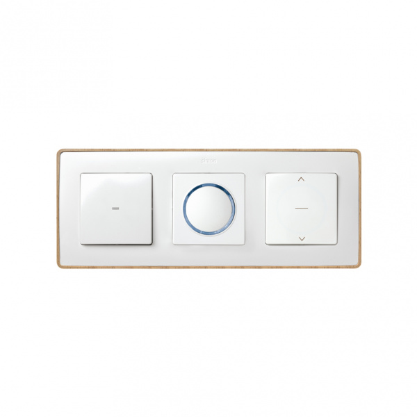 Simon 82 Detail Белый, основание дерево Рамка 3-ая