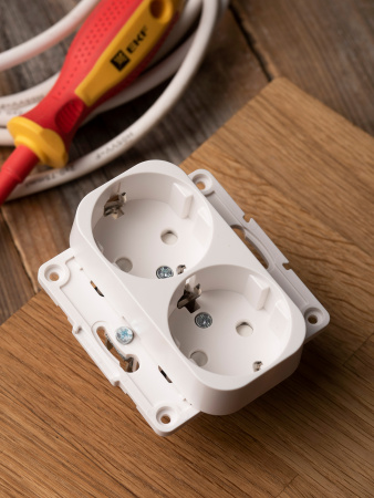 EKF PROxima Стокгольм Белый Розетка 2-ая с/з, со шторками, 16А