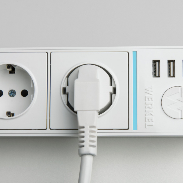 Розеточный блок 4-х местный + 3 USB белый WL20-04-03 Розеточный блок 4-х местный + 3 USB белый WL20-04-03