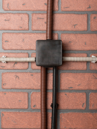 EKF PROxima Коробка распаячная КМР-030-031 с крышкой (80х80х50) 7 мембр. вводов чёрная IP54