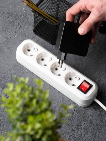 EKF PROxima Удлинитель "Эксперт" 4 гнезда 5 метров 16А/3,5кВт с выключателем и заземлением ПВС 3х1