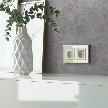 Рамка из металла на 2 поста Baguette айвори/латунь W0022851