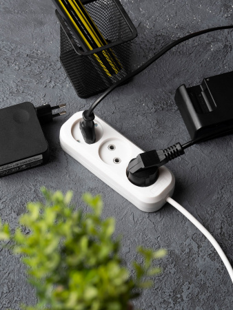 EKF PROxima Удлинитель "Эксперт" 3 гнезда 2 метра 10А/2,2кВт без заземления ПВС 2х0,75