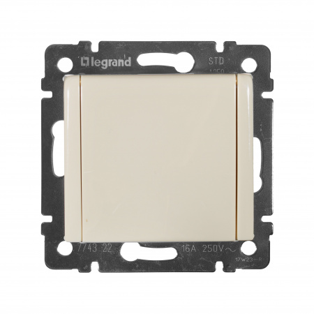 Legrand Valena Крем Розетка 1-ая с/з с крышкой