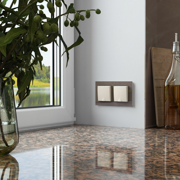 Розетка с заземлением и шторками c крышкой IP44 айвори матовый W1171262