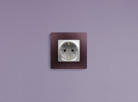 Legrand Etika Алюминий Розетка с/з со шторками, винтовые клеммы, 16А, 250 В