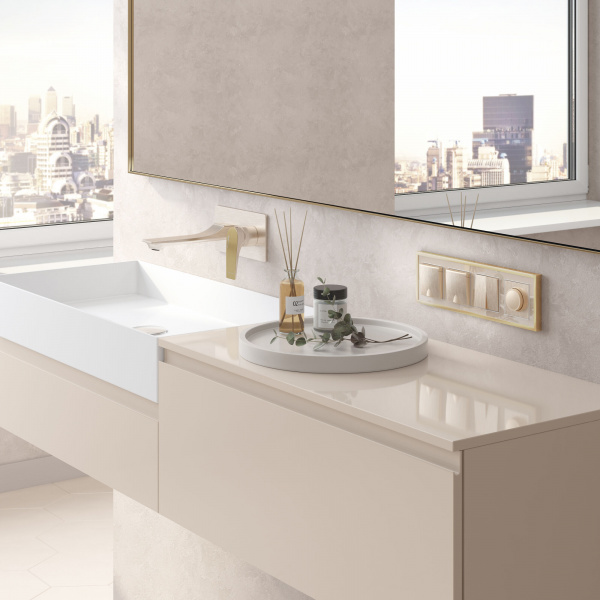 Рамка из металла на 4 поста Baguette айвори/латунь W0042851