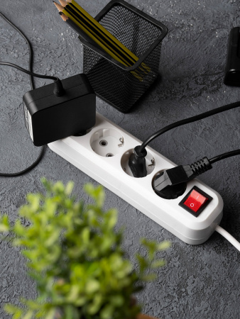 EKF PROxima Удлинитель "Эксперт" 4 гнезда 3 метра 16А/3,5кВт с выключателем и заземлением ПВС 3х1