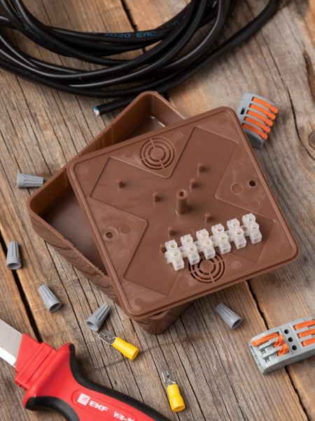 EKF PROxima Коробка разветвительная КМР-030-032кг (100х100х28) с клеммником тёмное дерево