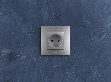 Legrand Etika Алюминий Розетка б/з со шторками, винтовые клеммы