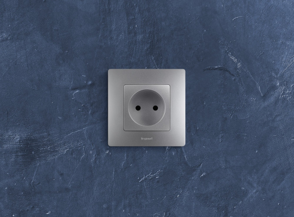 Legrand Etika Алюминий Розетка б/з со шторками, винтовые клеммы