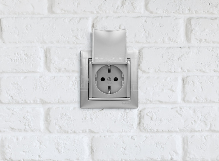 Legrand Valena Алюминий Розетка 1-ая с/з с крышкой