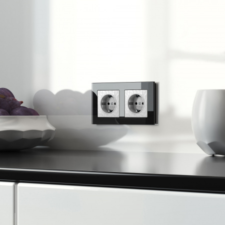 Розетка с заземлением и шторками (Hammer белый) W1271101