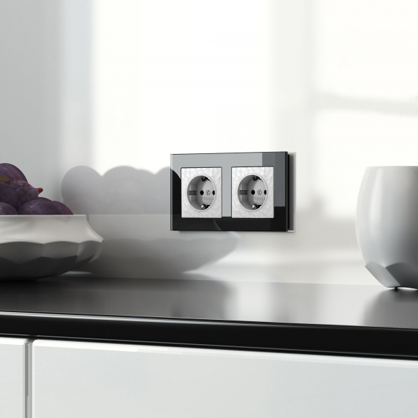 Розетка с заземлением и шторками (Hammer белый) W1271101