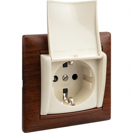 Legrand Valena Крем Розетка 1-ая с/з с крышкой