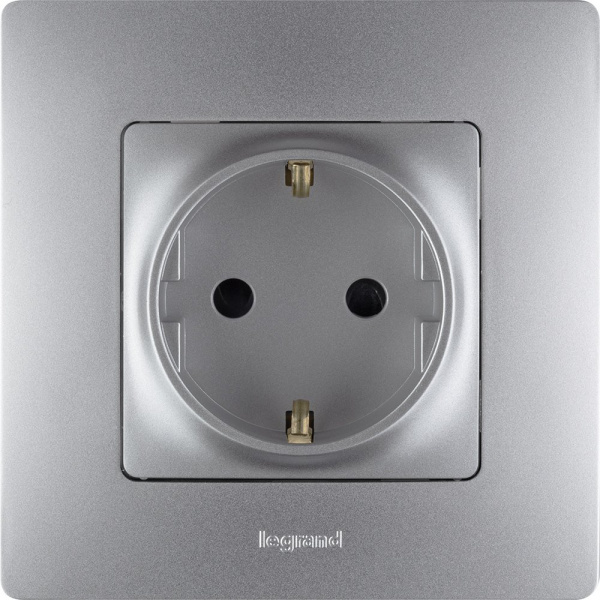 Legrand Etika Алюминий Розетка с/з со шторками, винтовые клеммы, 16А, 250 В