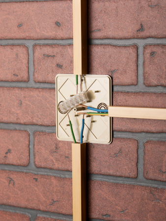 EKF PROxima Коробка разветвительная КМР-030-032кг (100х100х28) с клеммником светлое дерево