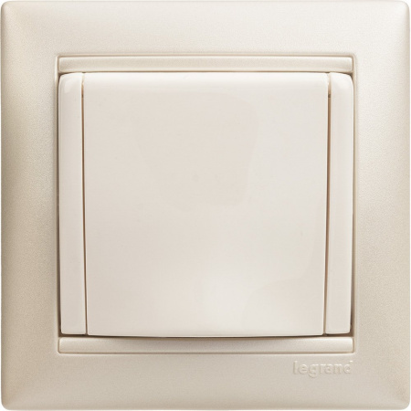 Legrand Valena Бел Розетка 1-ая с/з с крышкой