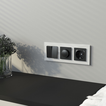 Рамка из стекла на 3 поста Favorit белый W0031101