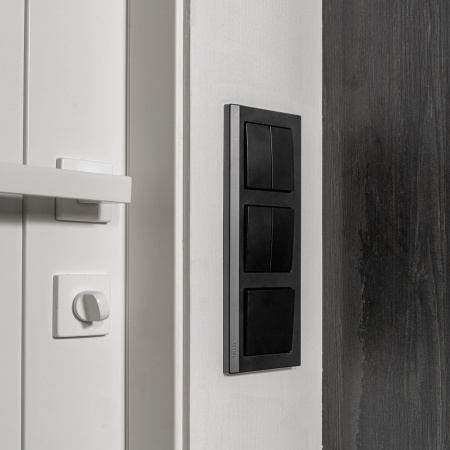 Рамка из поликарбоната на 3 поста Stark черный W0031808