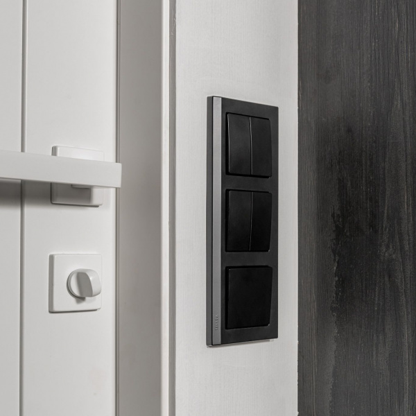 Рамка из поликарбоната на 3 поста Stark черный W0031808