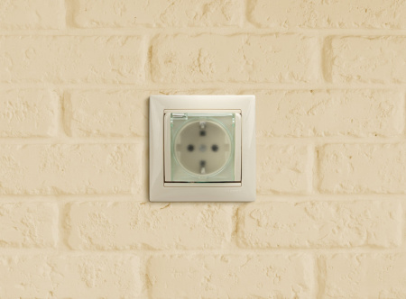 Legrand Valena Крем Розетка 1-ая с/з с крышкой и защитными шторками IP44 (к простой рамке)