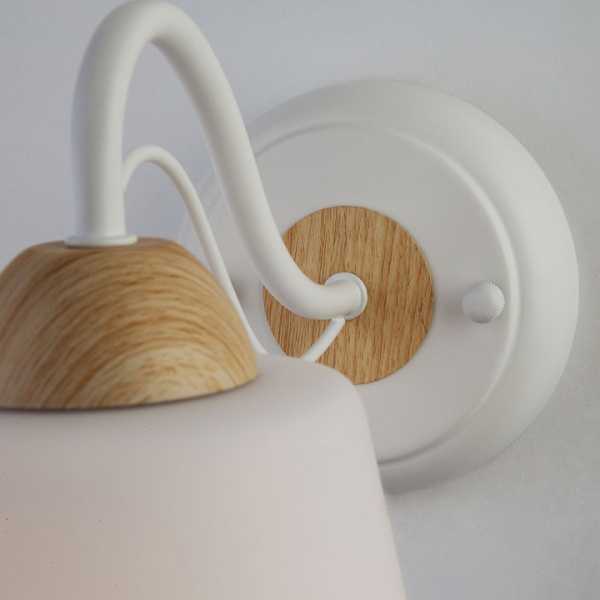 Бра со стеклянным плафоном 70062/1 белый Eurosvet Betty