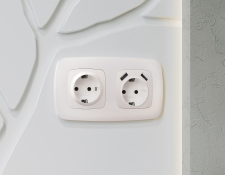 Лицевая панель OMEGA (Жемчуг) для электрической розетки с заземлением со шторками 2USB A+A QUANT OP2090