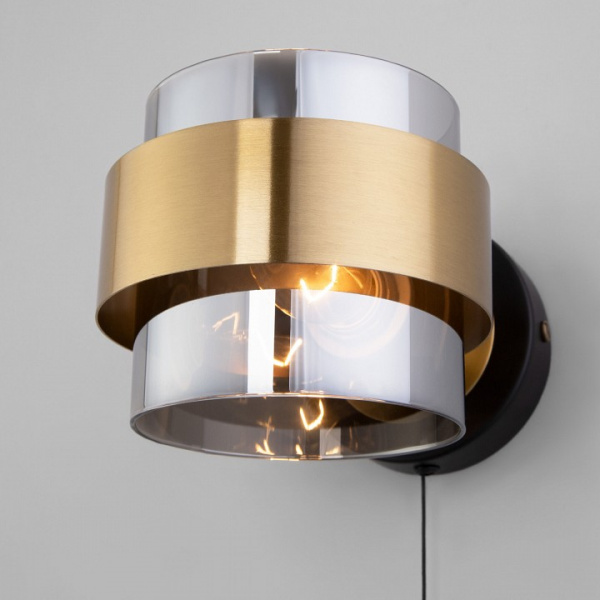 Настенный светильник с выключателем 70127/1 черный/ дымчатый Eurosvet Arcada