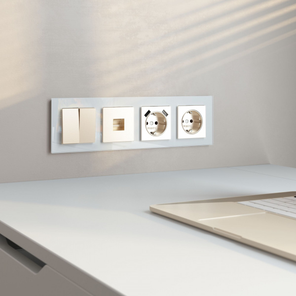 Рамка из стекла на 4 поста Favorit белый W0041101