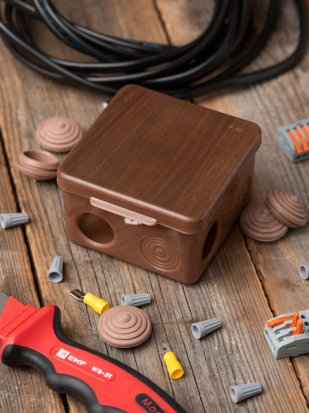 EKF PROxima Коробка распаячная КМР-030-031 с крышкой (80х80х50) 7 мембранных вводов тёмное дерево IP54