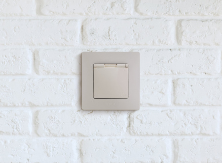 Legrand Etika Сл.кость Розетка с/з IP 44 с крышкой и шторками, автоматические клеммы,16А