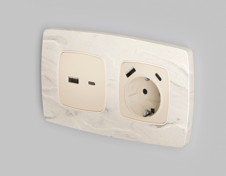 Лицевая панель OMEGA (Бежевый глянец) для электрической розетки с заземлением со шторками 2USB A+C QUANT OP3100