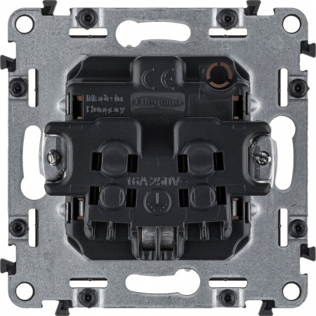 Legrand Valena ALLURE DIY Бел Розетка 1-ая с/з с защитными шторками, винт.зажим