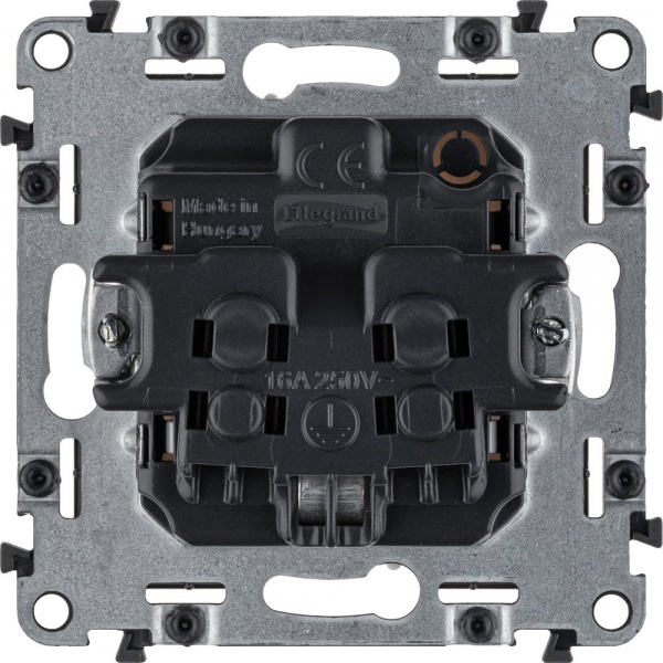 Legrand Valena ALLURE DIY Бел Розетка 1-ая с/з с защитными шторками, винт.зажим